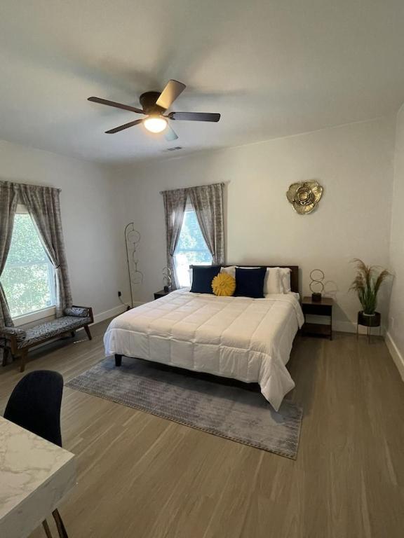 Serenity-2br Away From Home. 6 Min From Atl Airport Villa